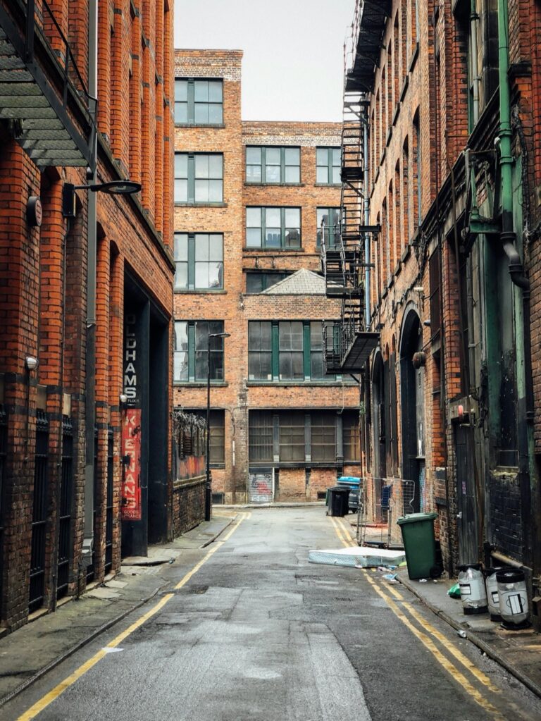 9 Essential Tips for Urban Exploration Travelers